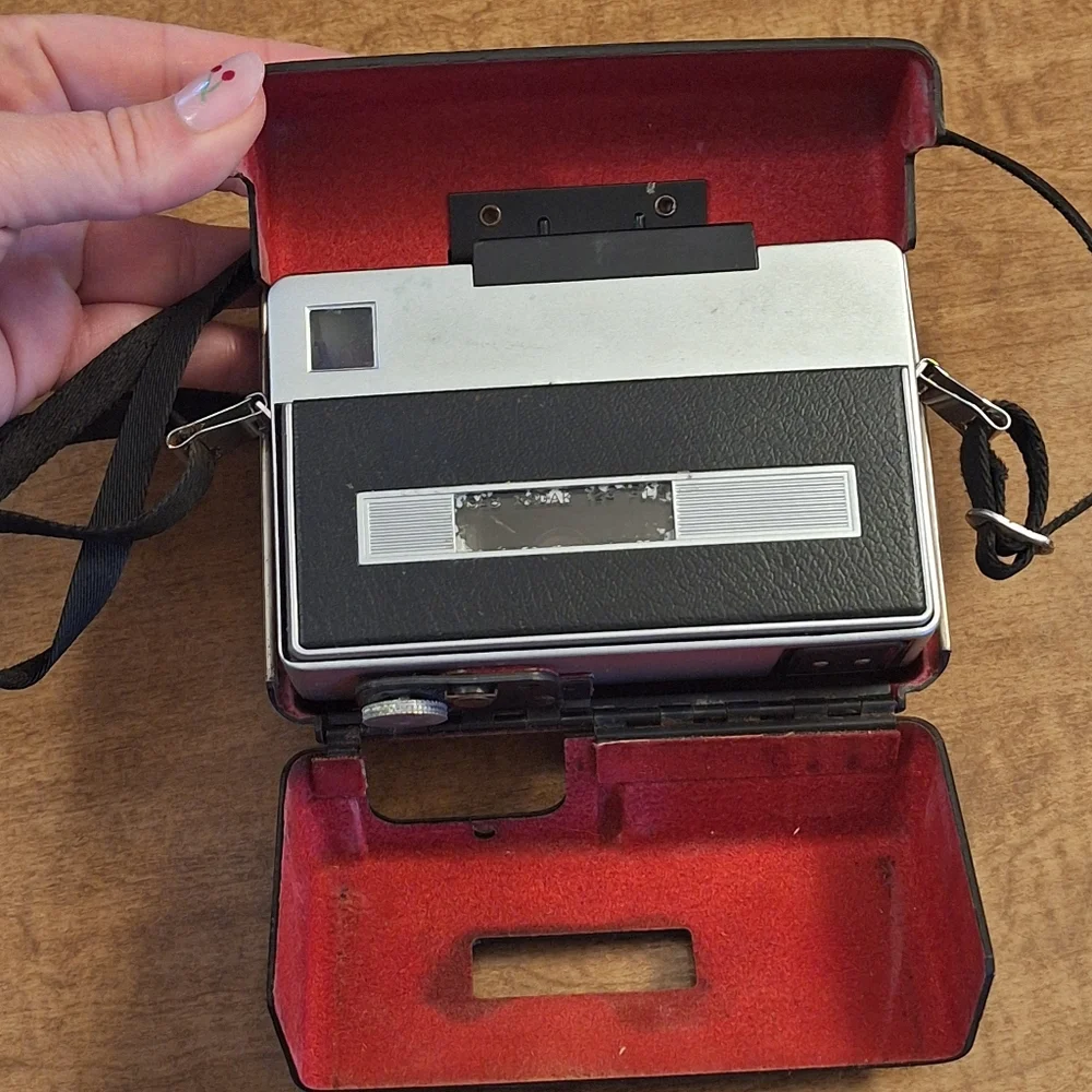 Vintage Kodak Instamatic 804 With Hard Shell Black Red Velvet Case Untested